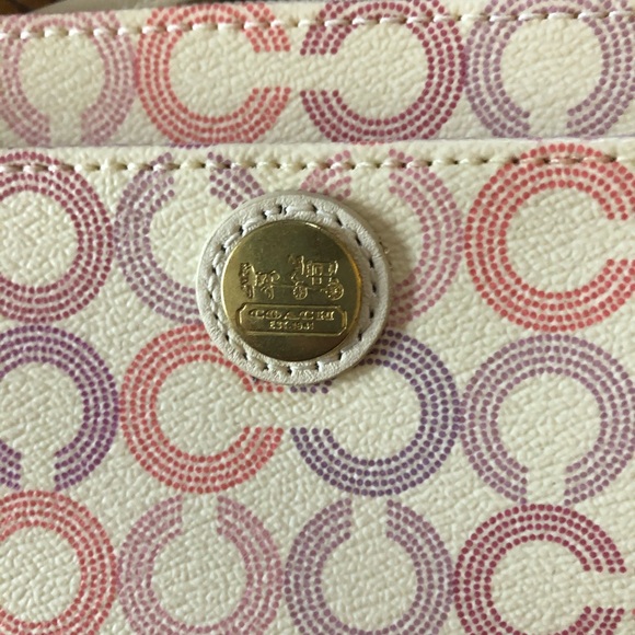 Women’s Coach wristlet - Picture 2 of 4